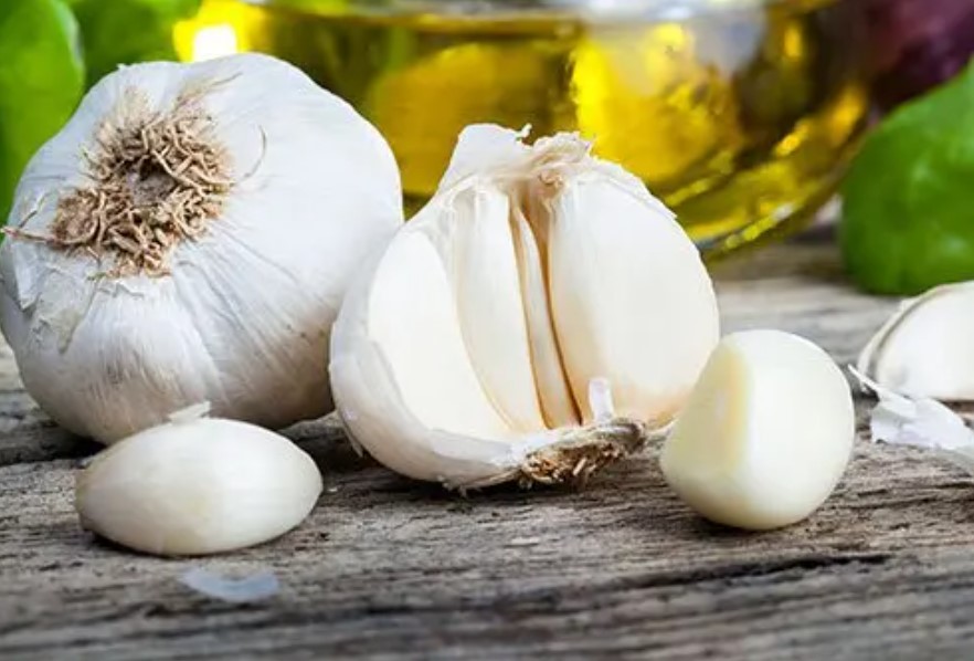 Is It Okay to Eat a Raw Garlic Clove? 10 Health Benefits